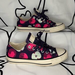 Converse Chuck Taylor Women’s limited edition Apple print sneakers Size 8